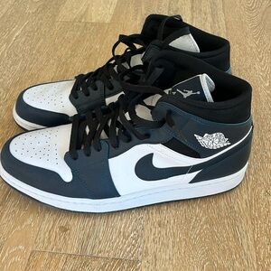 Barley worn Men’s Jordan 1 Mid